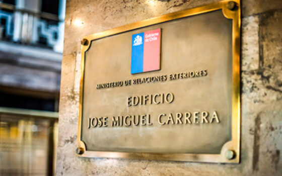 De embajadas, plataformas y algo llamado intereses nacionales