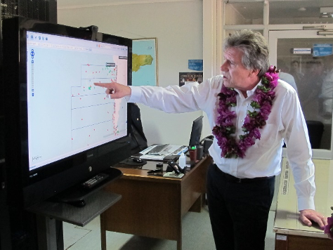 Hombre parado enfrente de una computadora
Descripción generada automáticamente