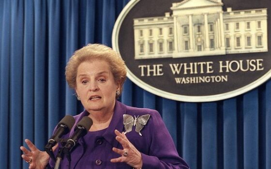 Madeleine Albright (1937-2022): la primera mujer en guiar la diplomacia de EE.UU.