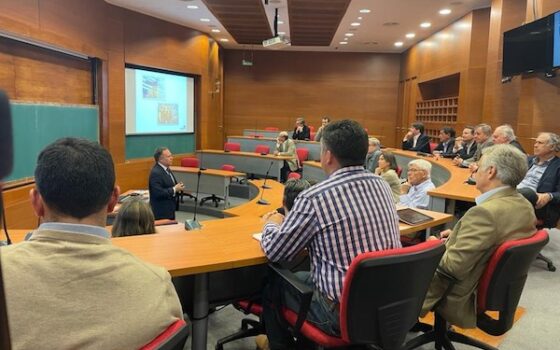 Presidente del Consejo Asesor de AthenaLab dictó conferencia en ESE Business School (UAndes)