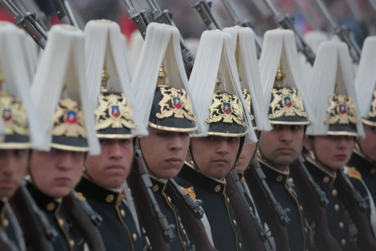 COLUMNA | Chilenos, alégrense, los generales y almirantes están de regreso